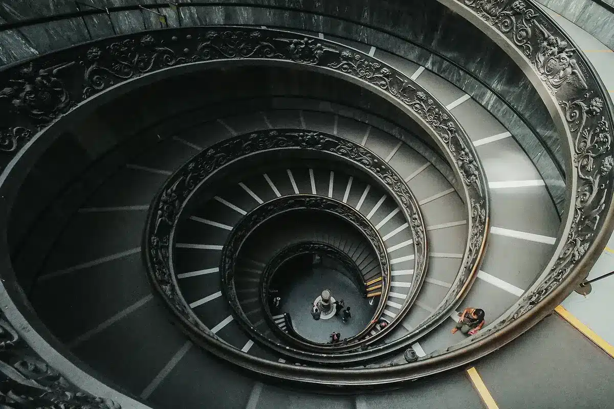 Préparation d'escalier avec ponçage et nettoyage en profondeur