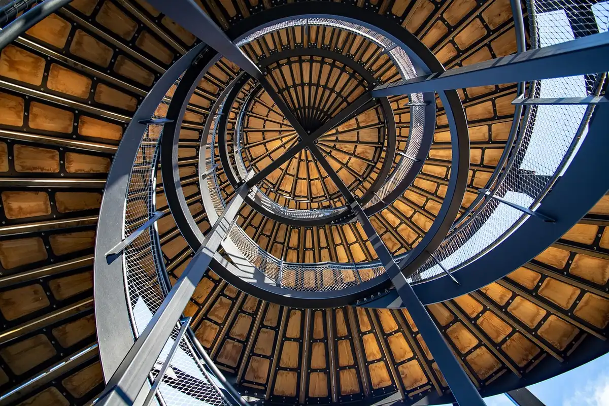 Escalier rénové avec peinture spéciale sol et finition moderne