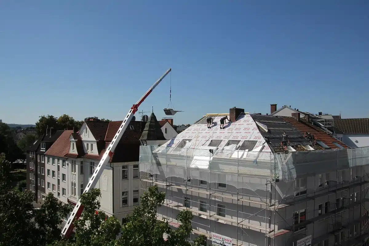 Comparaison visuelle : extension latérale, combles aménagés, surélévation