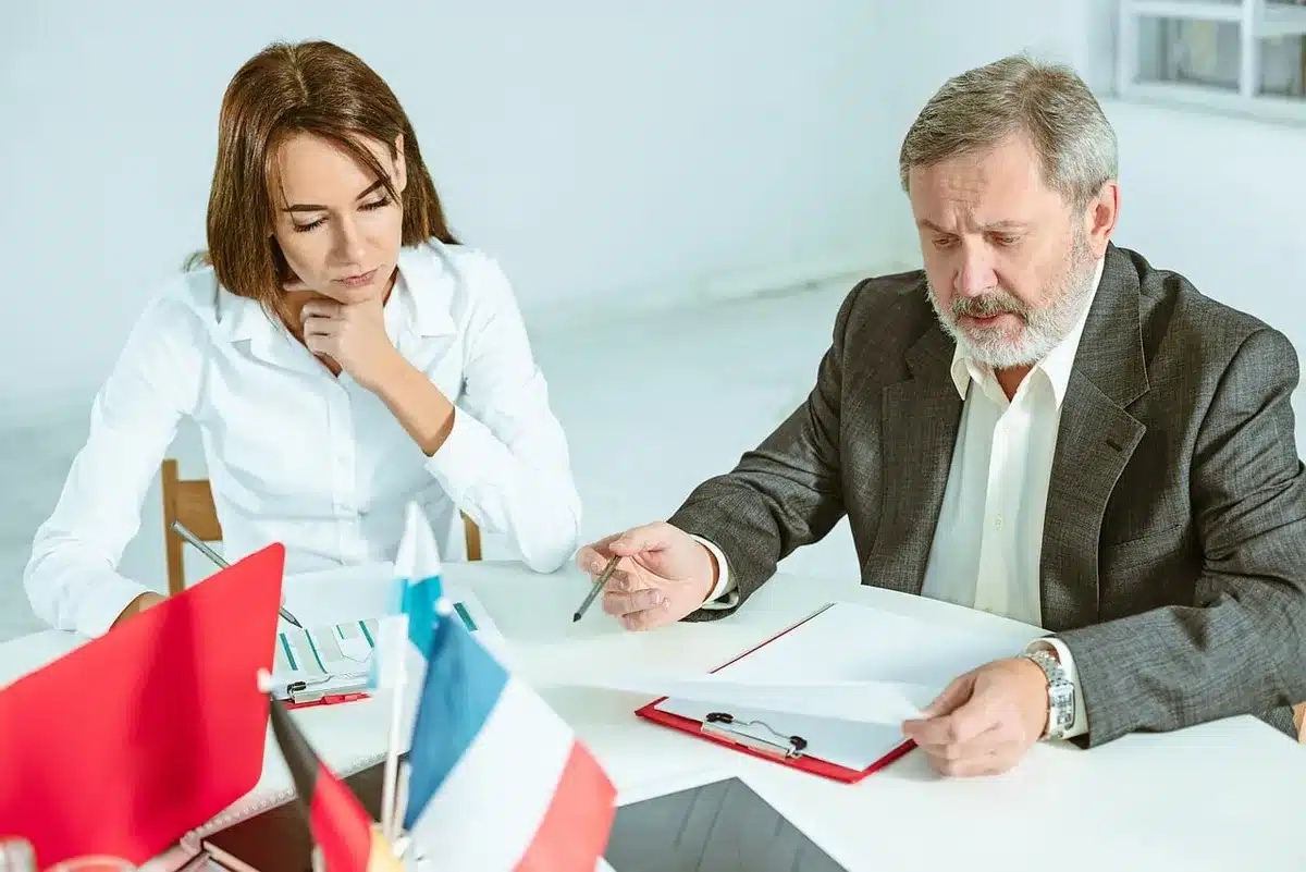 Entrepreneur en discussion avec des clients potentiels pour valider son concept commercial