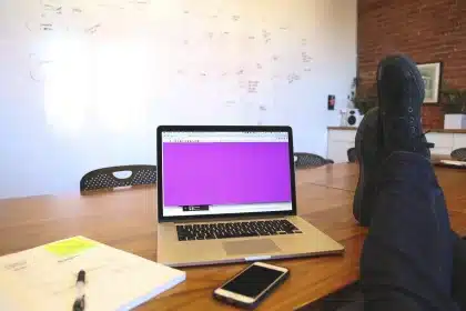 Bureau d'entrepreneur avec ordinateur portable, notes de marché et croquis de projets commerciaux