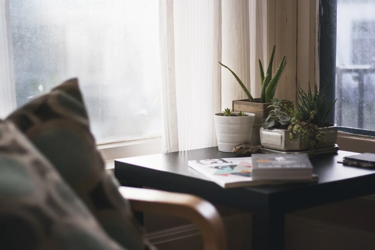 Solutions de rangement intégrées et bureau compact dans une petite chambre
