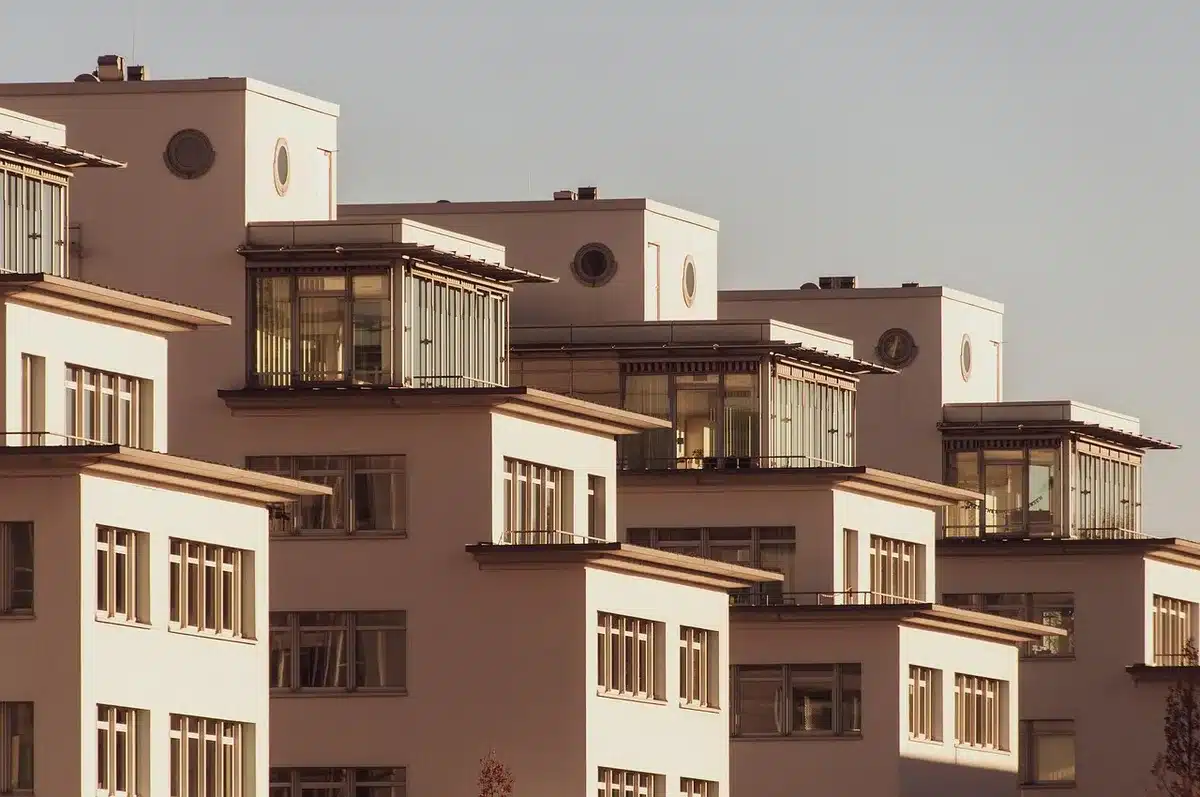 Agent immobilier discutant avec un client devant un ordinateur
