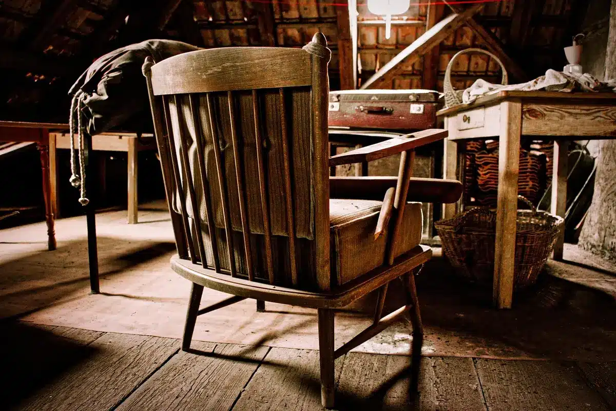 Isolation des combles avec rouleaux d'isolant et lumière du jour entrant