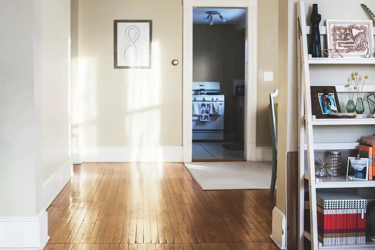 Travail d'isolation d'un mur intérieur en journée avec panneau isolant