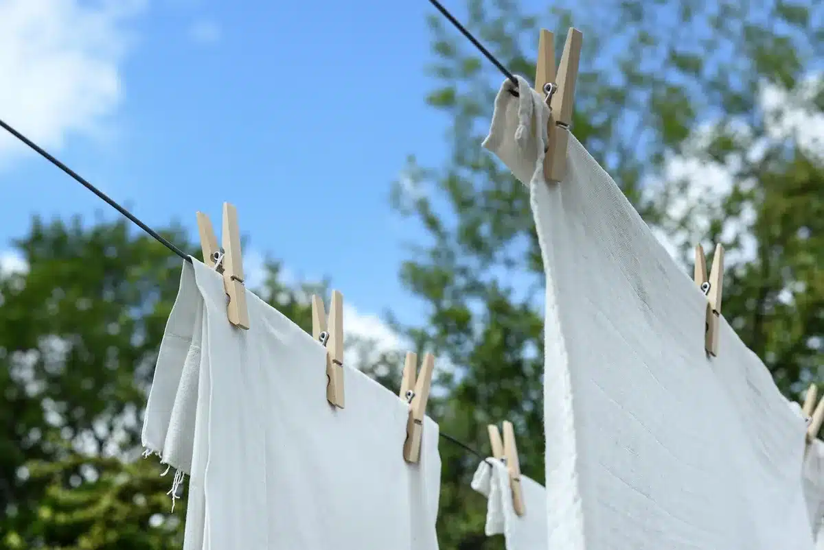 Textiles en lin naturel et céramiques aux surfaces irrégulières posés sur une table