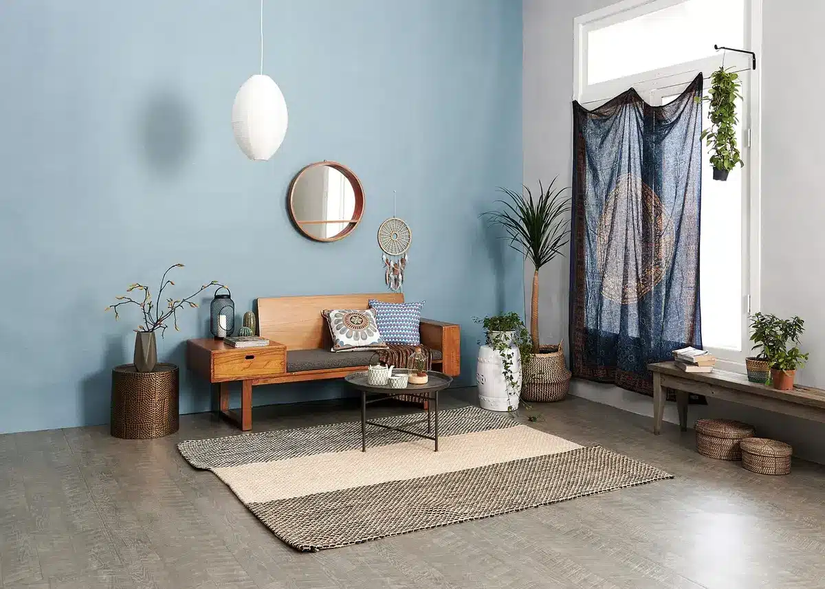 Salon clair mixant meubles robustes et accessoires bon marché