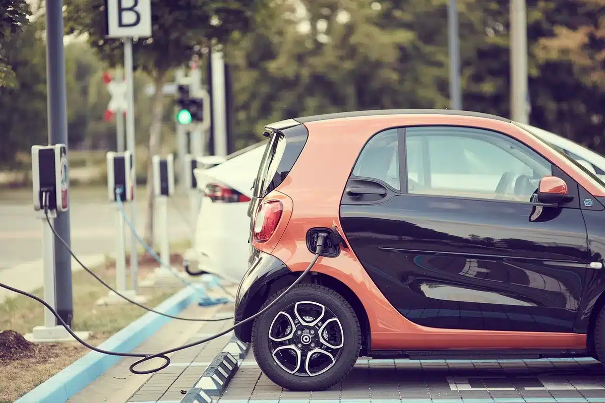 Borne de recharge domestique pilotable installée à côté d'un garage de maison