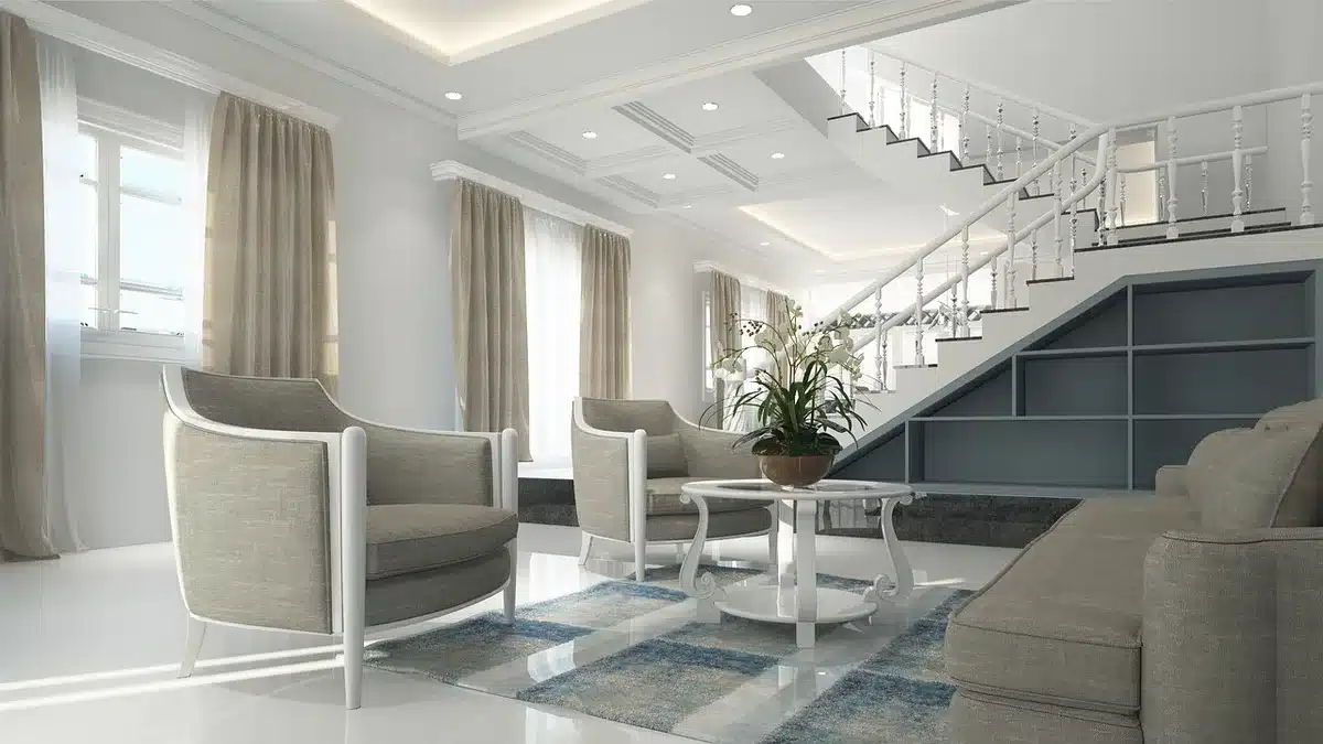 Mobilier déplacé et protégé par bâches, pièce prête aux travaux DIY