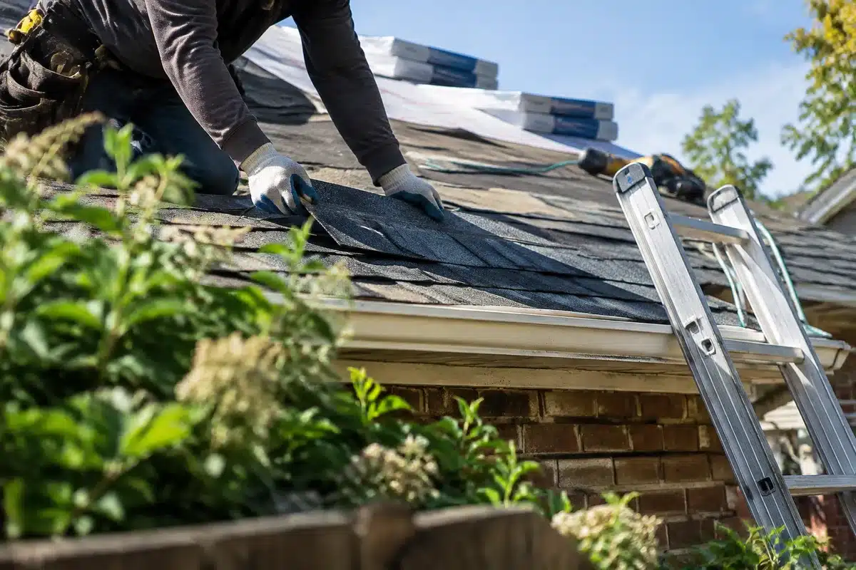 Combien coûte une toiture en shingle : prix au m² et coût total du projet ?
