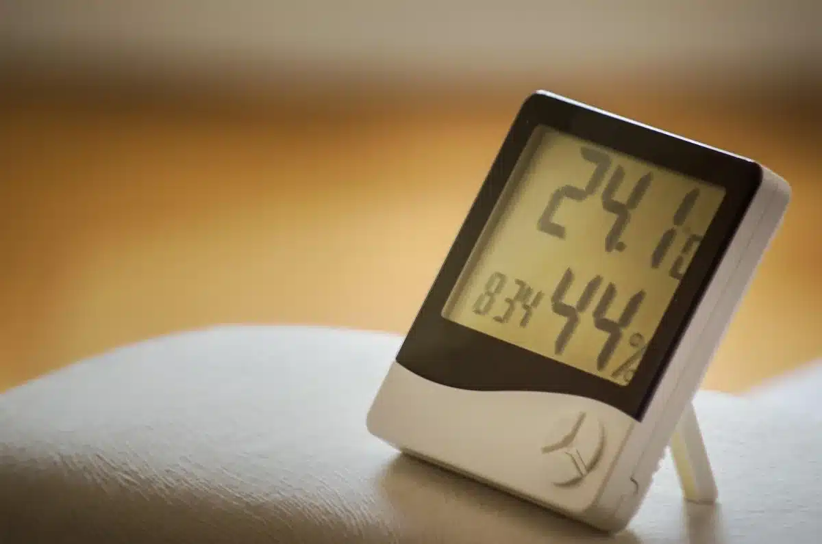 Humidificateur et thermomètre posés sur une table dans une chambre d'enfant