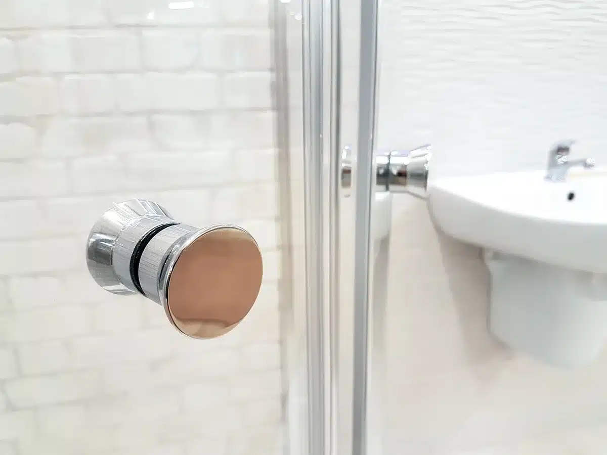 Douche à l'italienne intégrée sous une pente avec receveur extra-plat