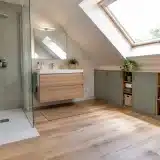 Comment aménager une salle d’eau sous les combles et tirer profit de la pente?