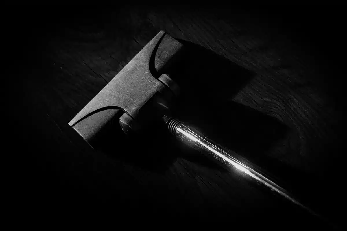 Personne rangeant un skimmer et nettoyant le fond de la piscine