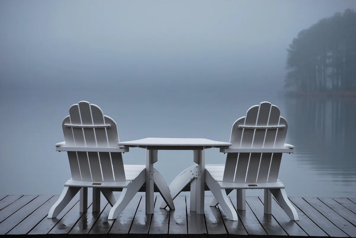 Pieds nus sur une terrasse en bois, ambiance détente