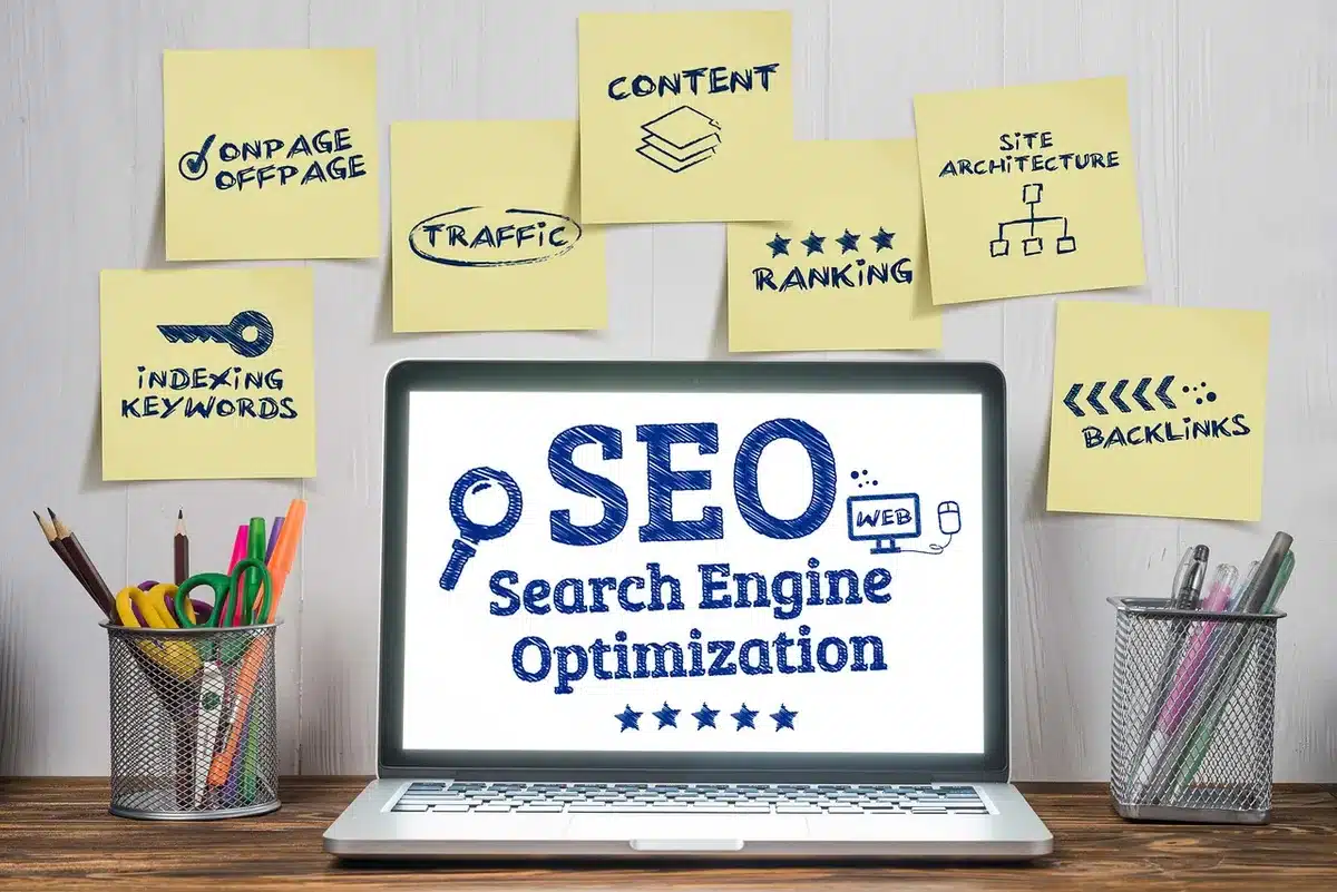 Analyse SEO locale sur un ordinateur portable avec carte et notes