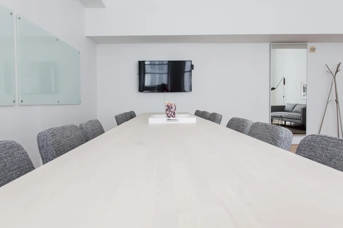 Réunion de formation en agence immobilière avec supports et ordinateur