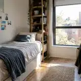 Comment optimiser l’espace et la lumière dans une petite chambre ?
