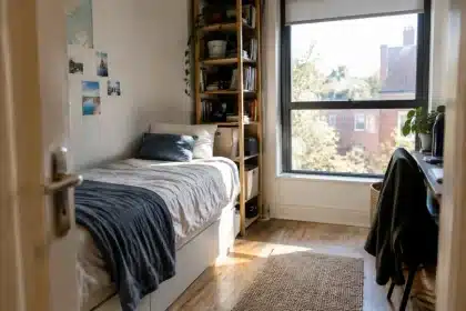 Comment optimiser l'espace et la lumière dans une petite chambre ?