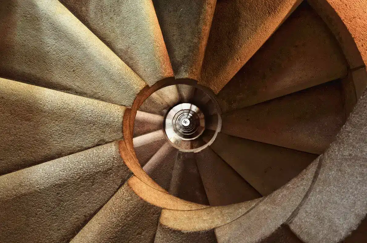 Inspection d'un escalier en bois, mains vérifiant une marche