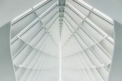 Salon lumineux en journée avec une échelle et outils de réparation du plafond en arrière-plan