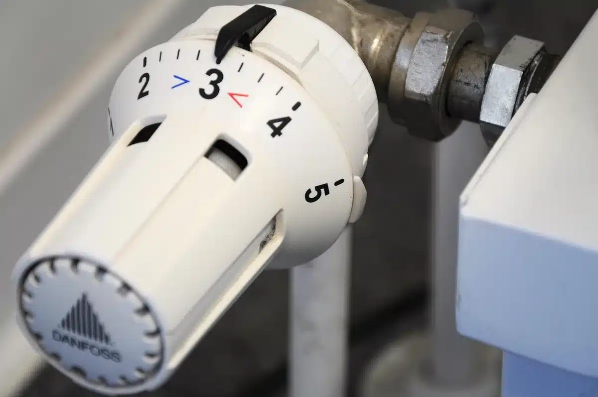 Radiateurs et tuyauterie d'une installation hydraulique prête à raccorder un poêle bouilleur