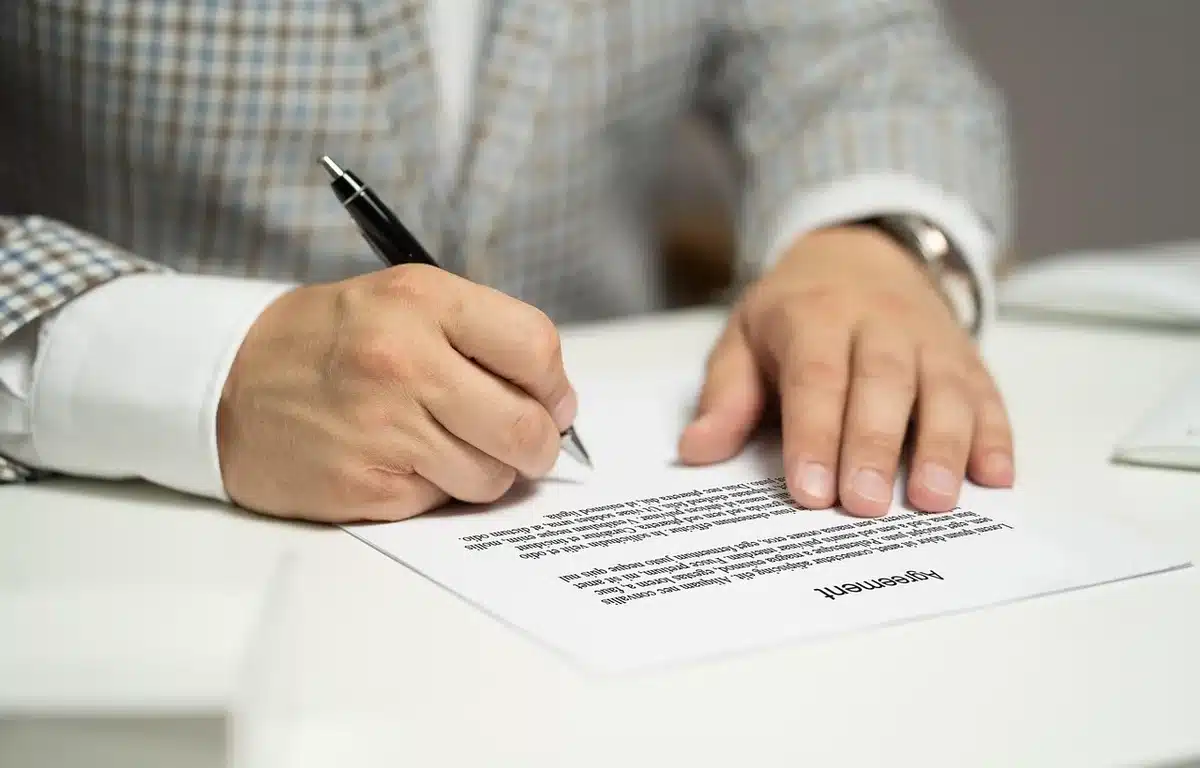 Contrat de bail commercial posé sur un bureau avec stylo