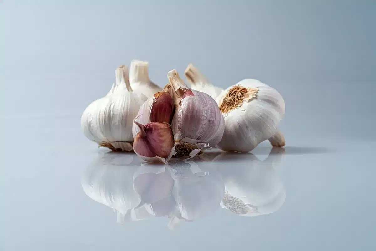 Personnes anonymes discutant autour d'une cuisine lumineuse, décisions d'usage quotidiennes