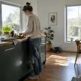 Cuisines sans meubles hauts : alternatives de rangement et raisons d’une tendance