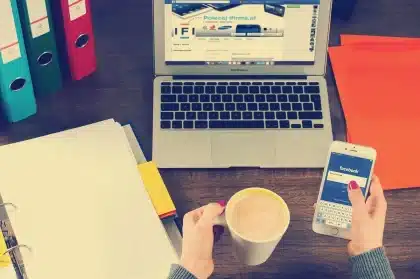 Table de cuisine en plein jour avec smartphone, lettre et ordinateur portable