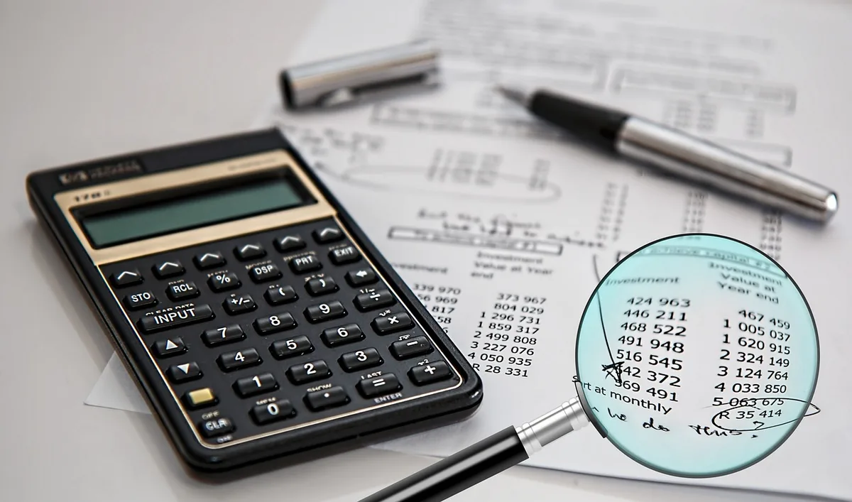 Documents de prêt et calculatrice sur un bureau