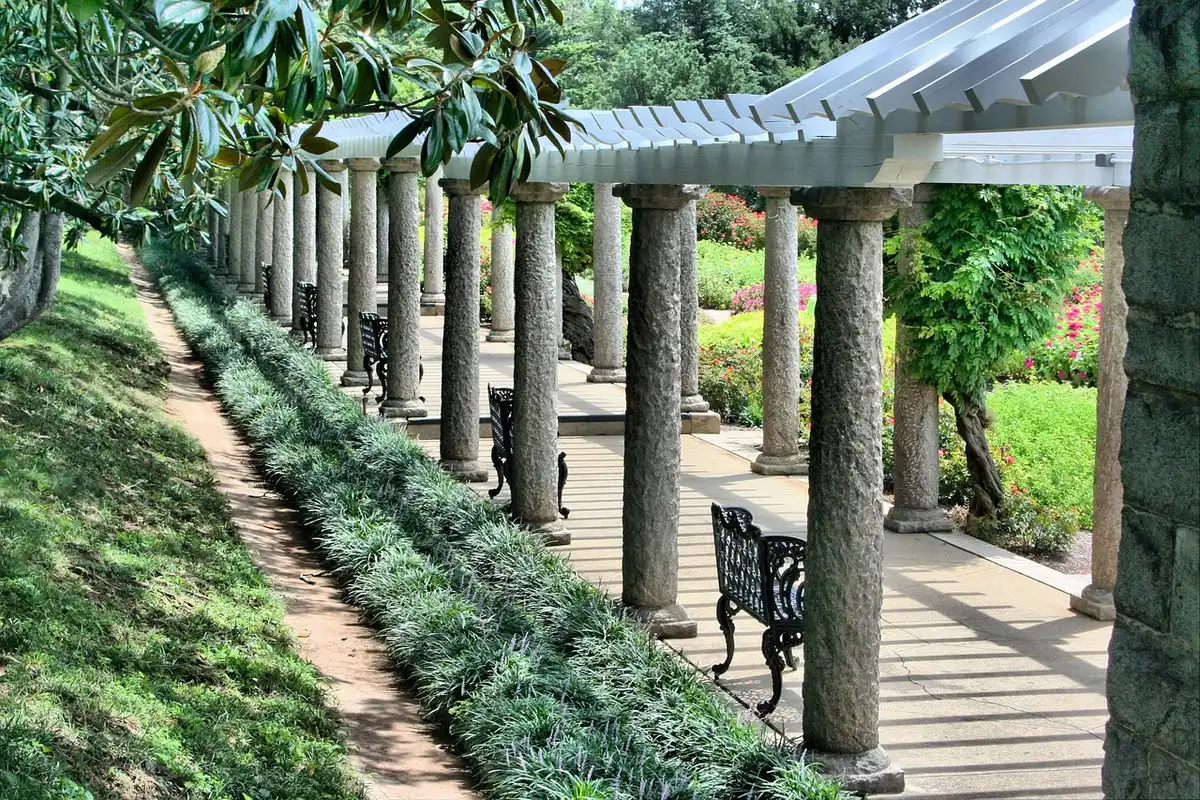 Schéma d'implantation de poteaux de pergola tracé sur une terrasse