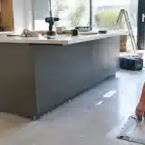 Installer un îlot central dans la cuisine : étapes, contraintes et erreurs à éviter