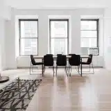 Installer un système multimédia discret dans un salon avec cheminée : guide pratique