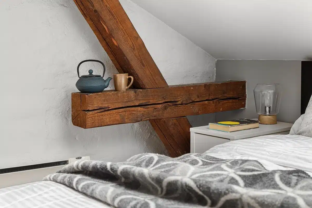 Main tenant une offre d'achat écrite posée sur une table