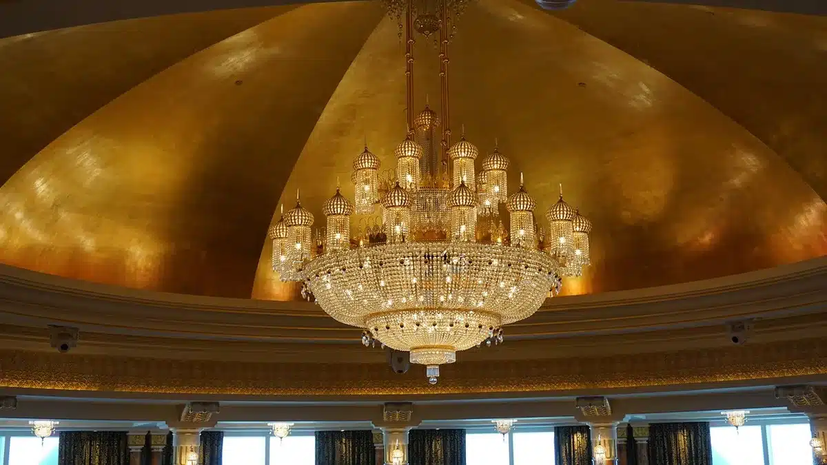 Lustre ornementé dans un intérieur contemporain montrant effet décoratif