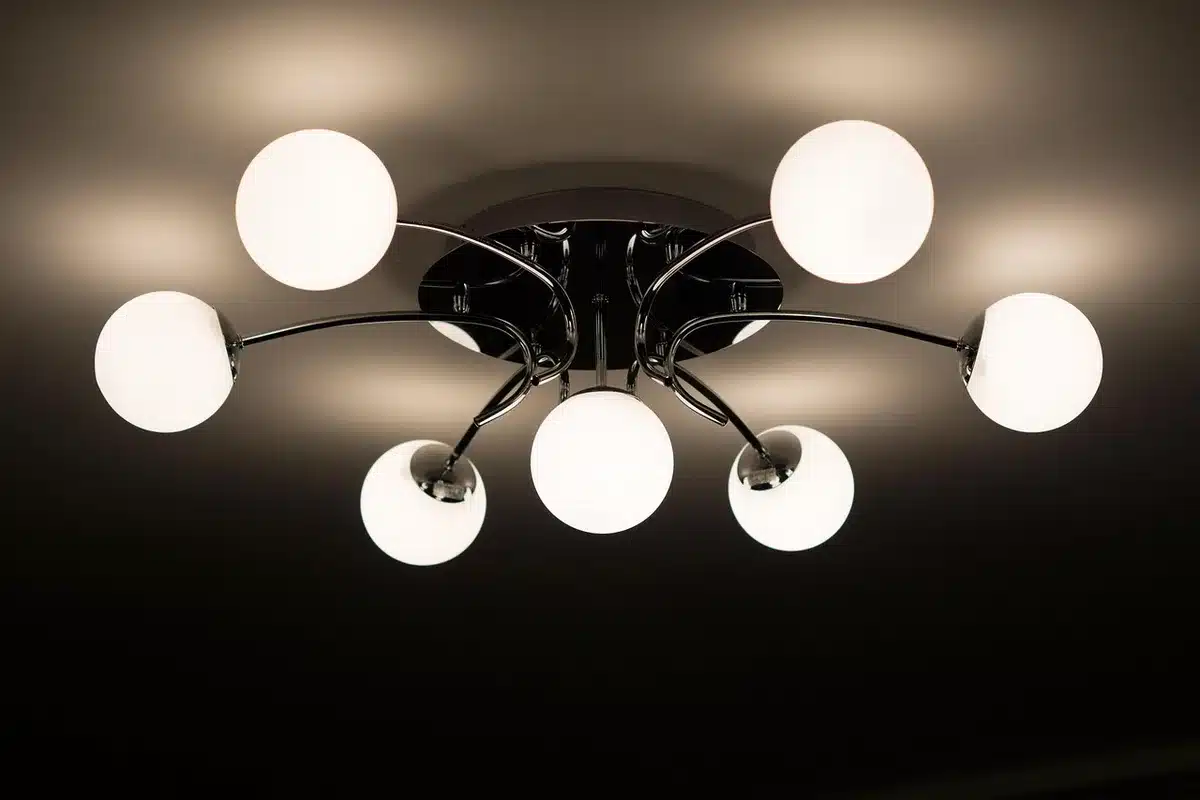 Suspension design dans une pièce avec enduit à la chaux