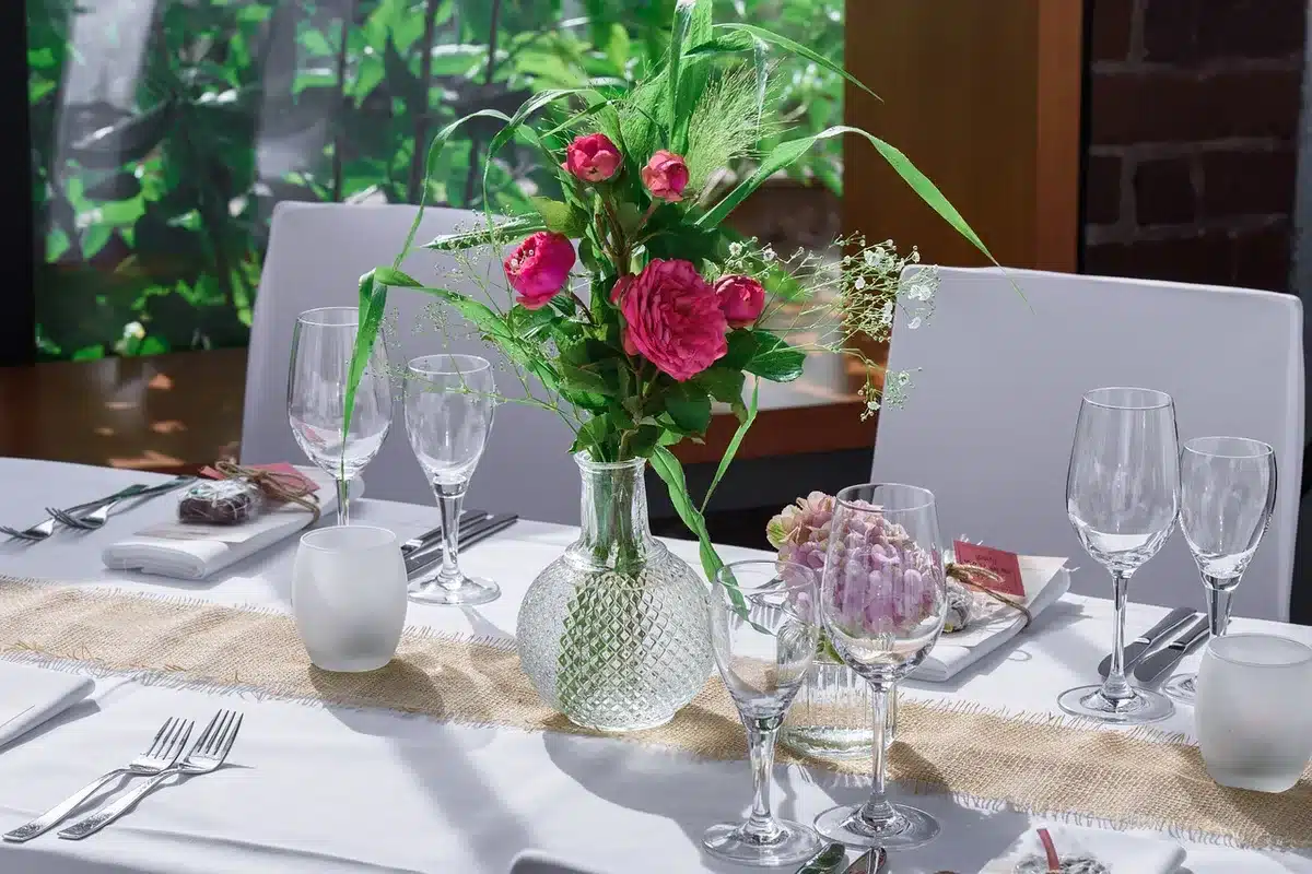 Table de Noël simple avec nappe blanche, vaisselle et bougies