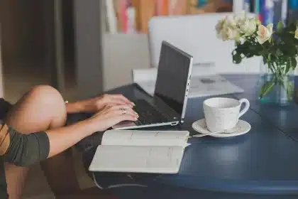 Bureau à domicile en journée avec devis, documents techniques et une calculatrice sur la table