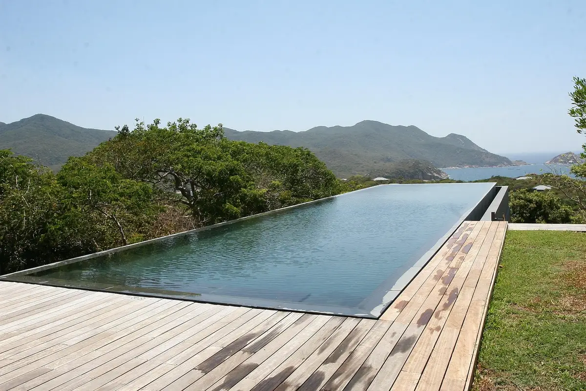 Piscine à débordement sur terrain en pente avec panorama en plein jour