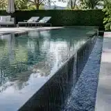 Piscine à débordement et bassin miroir : quelle plus-value à la revente ?