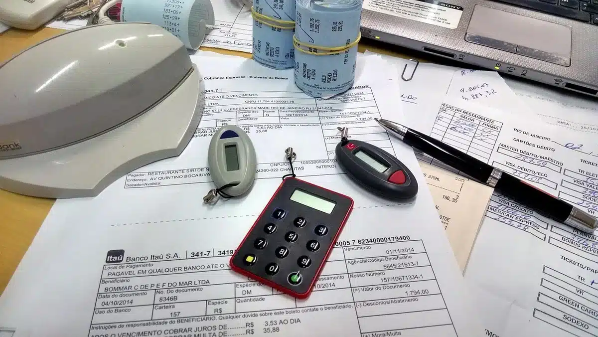 Documents techniques et calculatrice montrant conductivité et résistance thermique