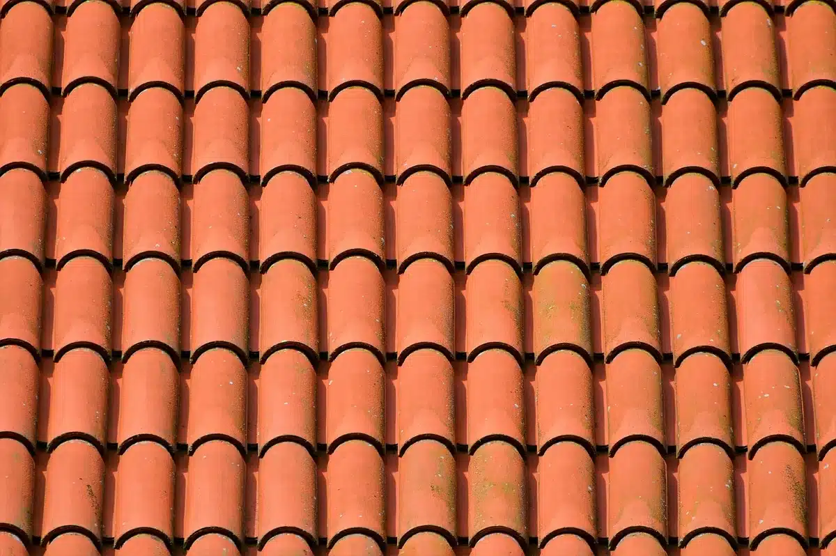 Détail d'un toit plat en construction avec isolation visible