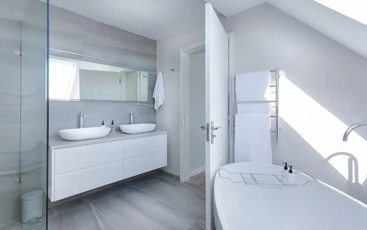 Petit radiateur d'appoint dans une salle de bain propre