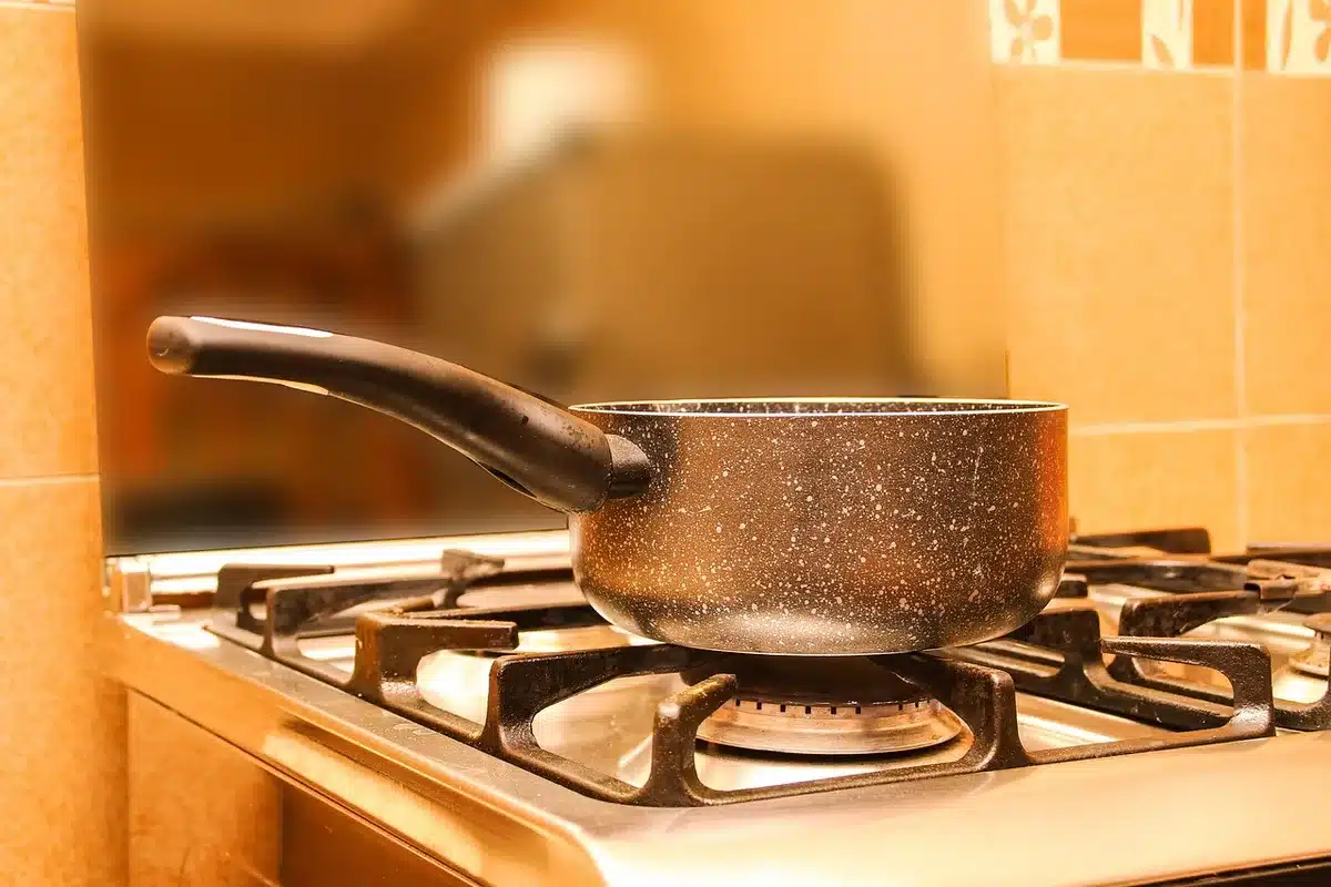Mains préparant des plats près de la crédence, montrant l'usage quotidien