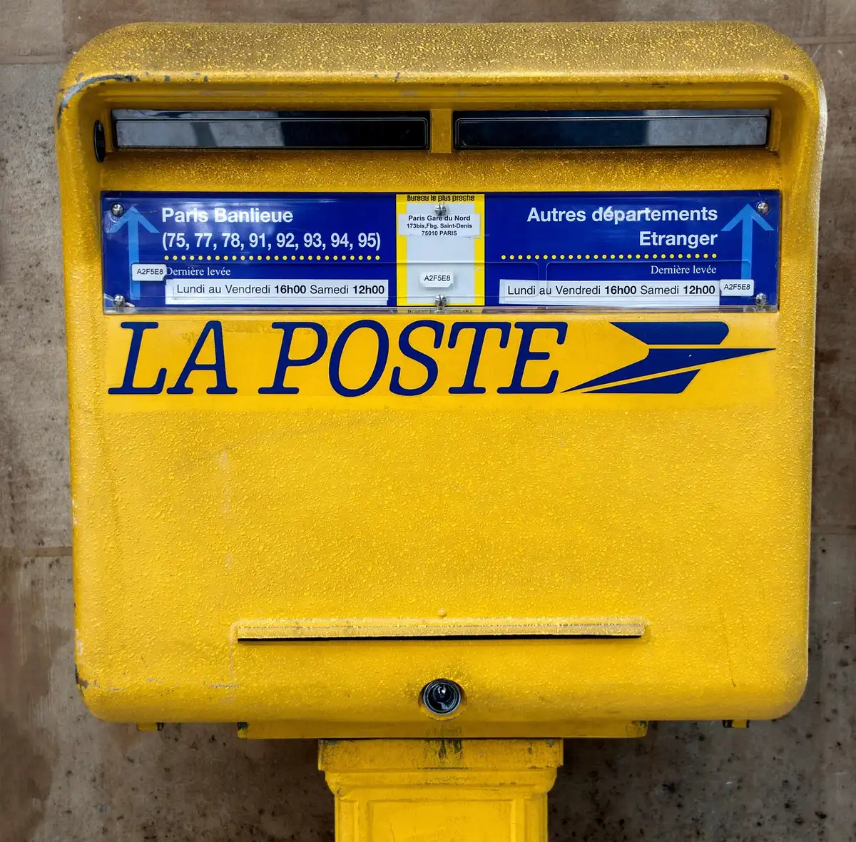 Lettre recommandée insérée dans une boîte aux lettres pour notifier un congé