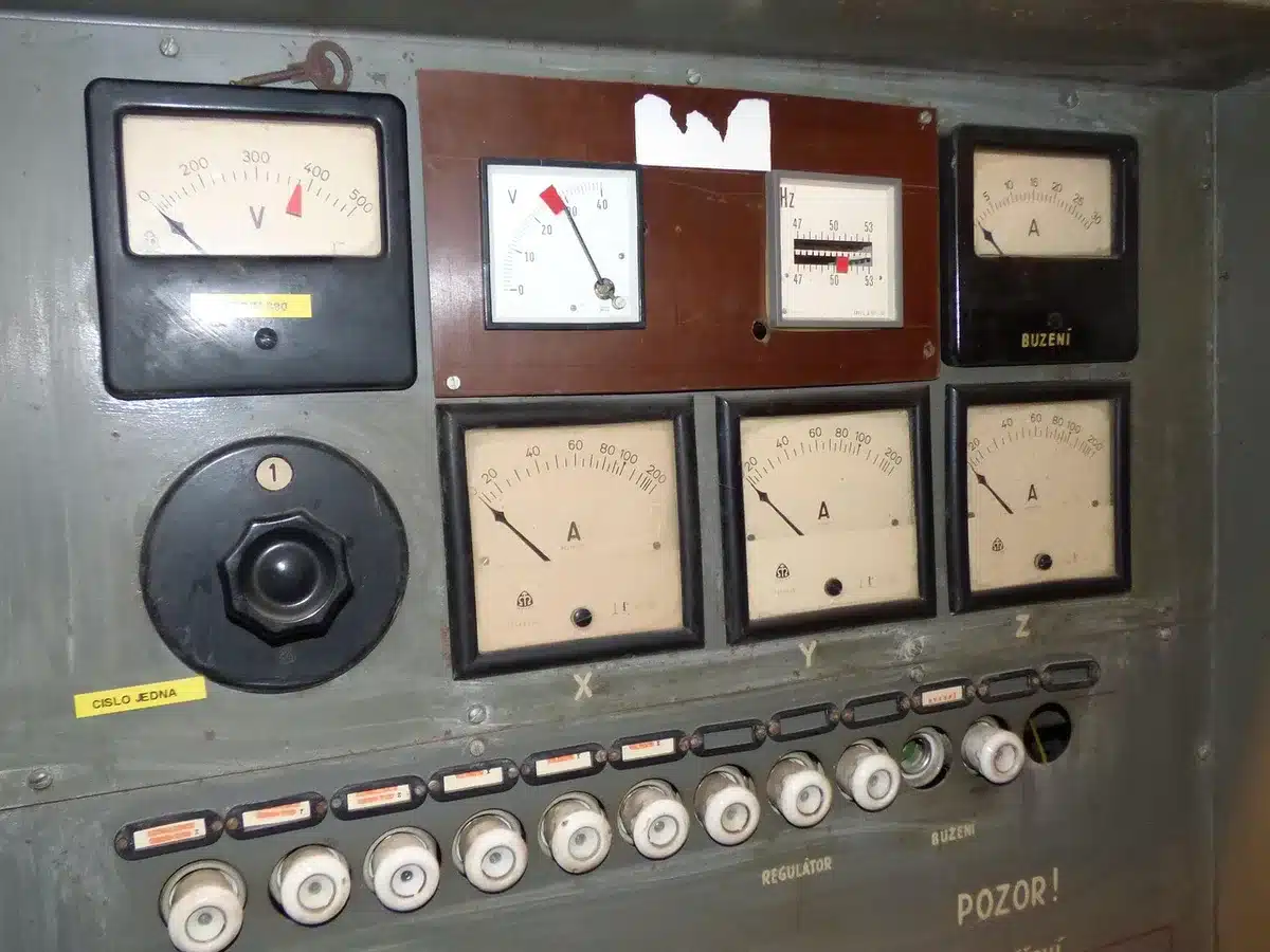 Compteur électrique et calculatrice sur un bureau