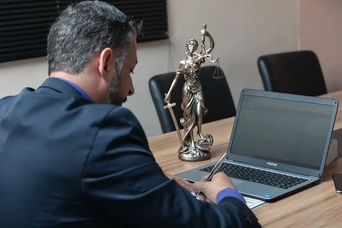Attestation d'assurance et devis posés sur une table avant ouverture du chantier