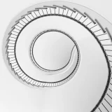 Rénover un escalier ancien : étapes clés, matériaux et astuces économiques