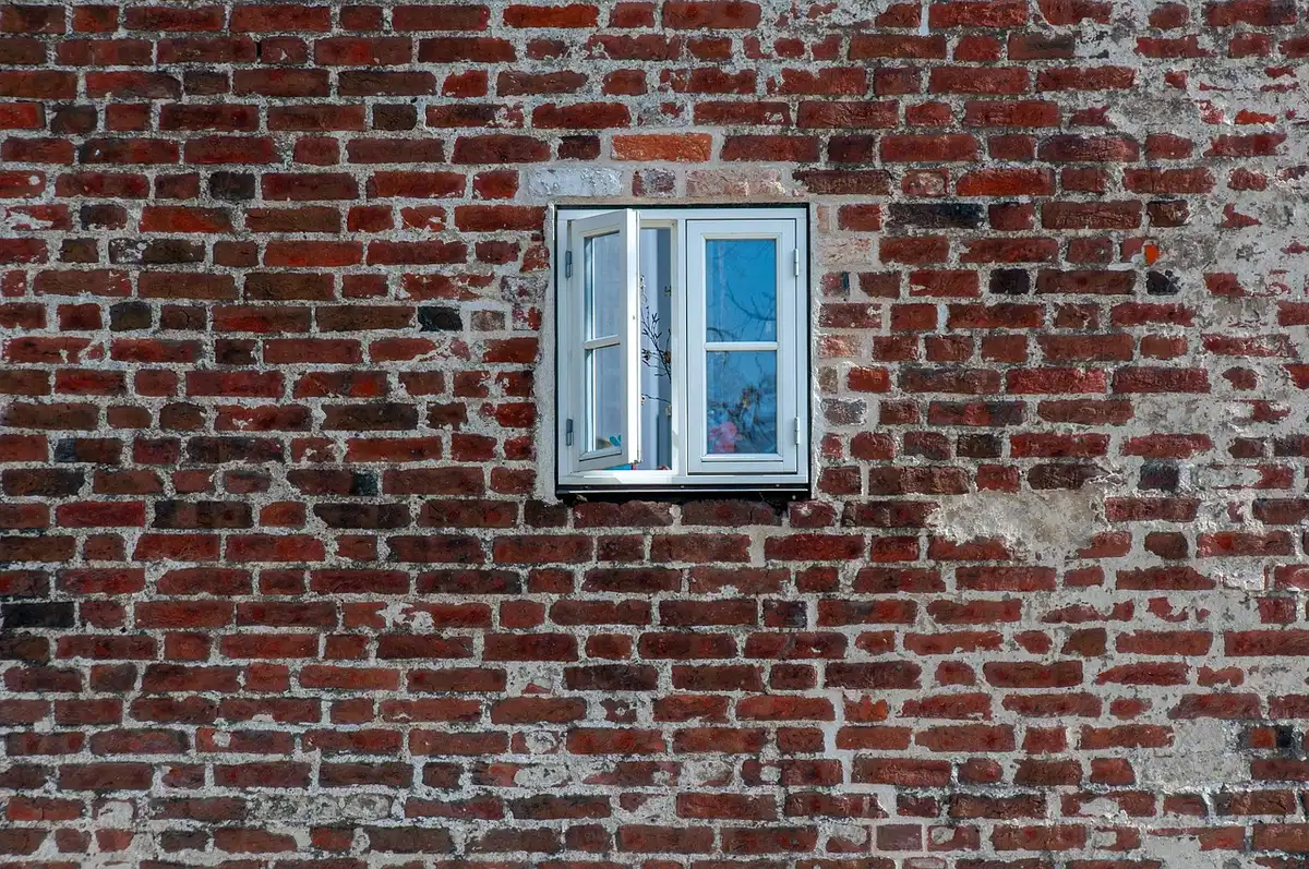 Intérieur de maison avec toiture et menuiseries posées protégeant l'espace
